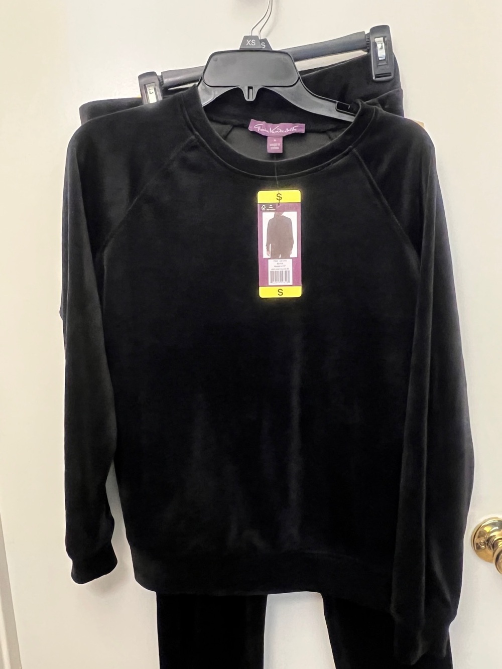 Gloria Vanderbilt Black Velour Crewneck Sweatshirt